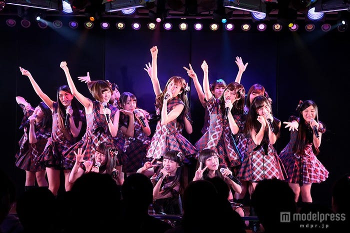 『バイトAKB 素敵な思い出をありがとう公演~最後の本気のバイト、劇場で見てください!!~』ステージの様子(C)AKS