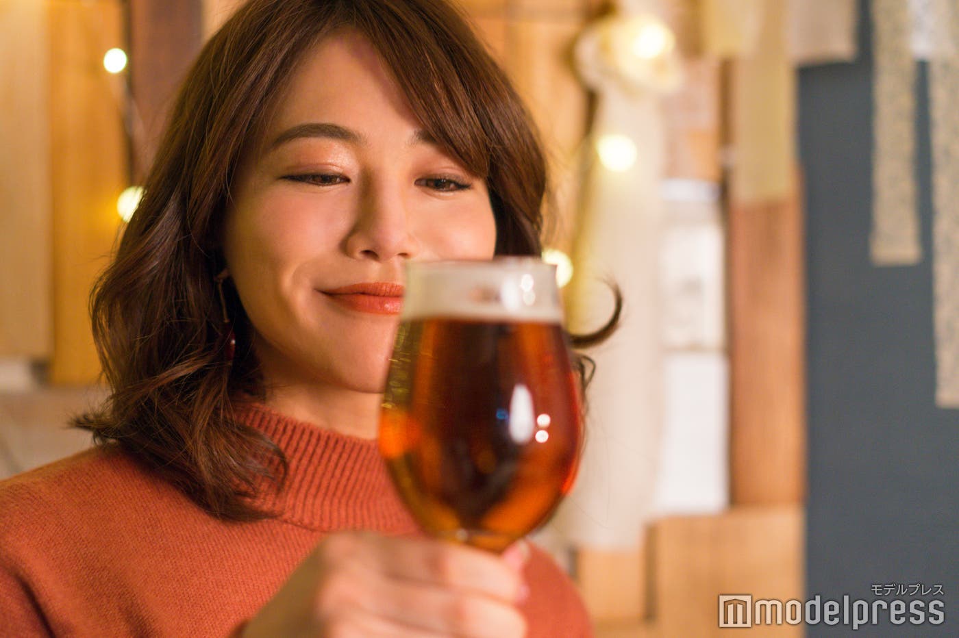 薫りの良い「ヱビス 薫るルージュ」に満足げな様子(C)モデルプレス