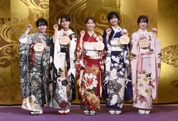 乃木坂46 菅原咲月ら20歳の5人が振り袖姿披露「全て“うま”くいきますように」