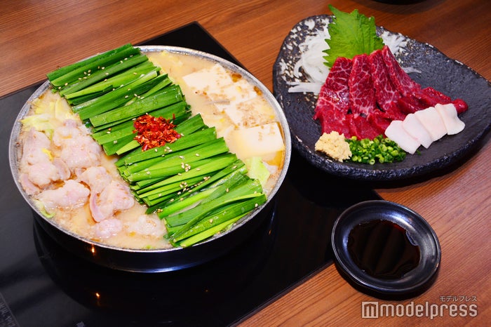 もつ鍋 みそ味(一人前)1,380円、馬刺し三種盛り【極上大トロ・上赤身刺し・たてがみ】2,280円(税別)(C)モデルプレス