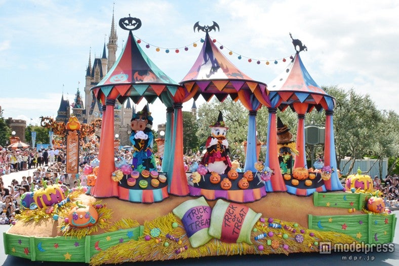 東京ディズニーランド新パレード「ハッピーハロウィーンハーべスト」／「お菓子がたくさんのハロウィーンスウィーツショップ」