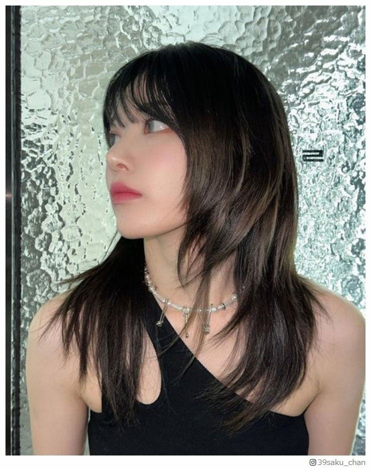 LE SSERAFIM宮脇咲良、前髪カットを報告「ビジュアル強い」「大優勝」と反響殺到