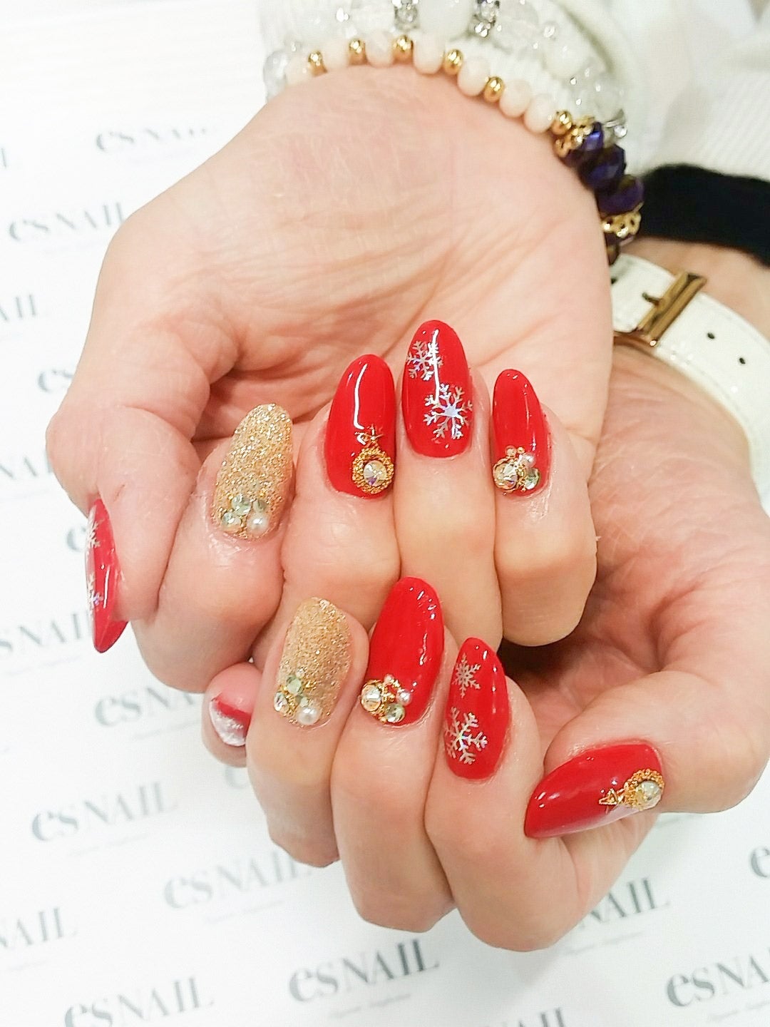 ゴールドで華やかに／画像提供：esNAIL