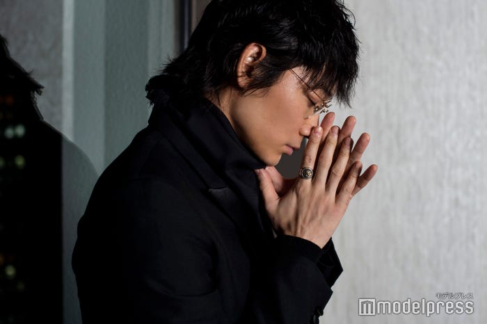 綾野剛(C)モデルプレス