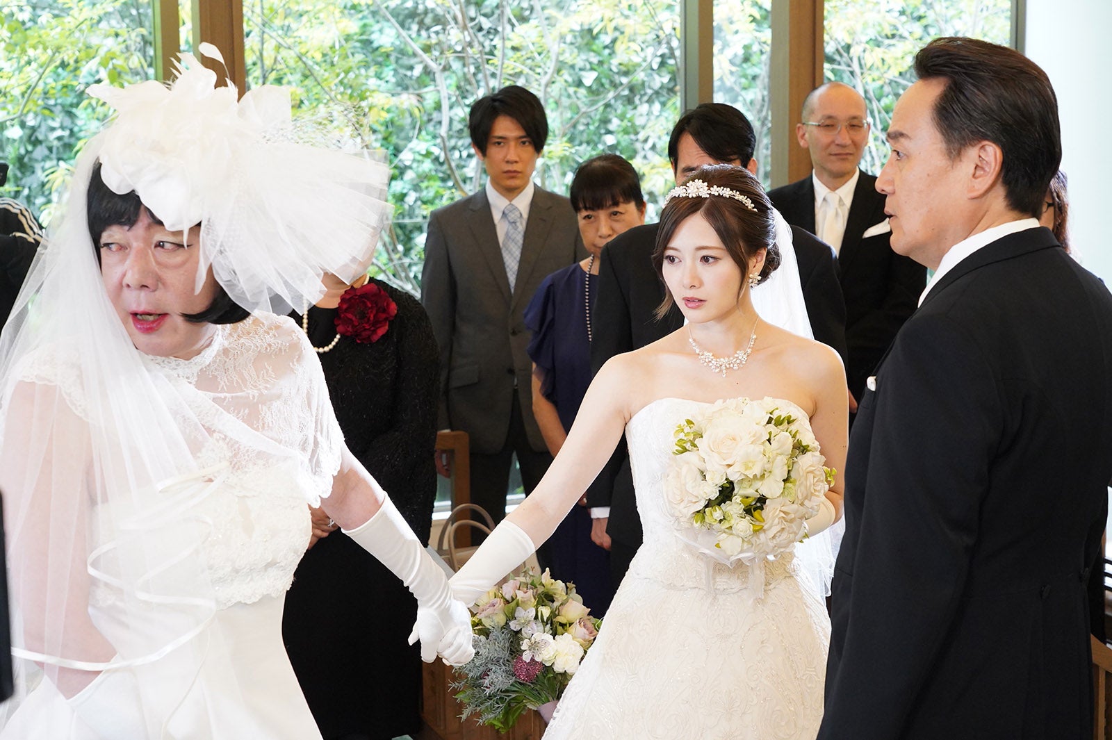 乃木坂46白石麻衣、古田新太とWウエディングドレス姿を披露＜俺の