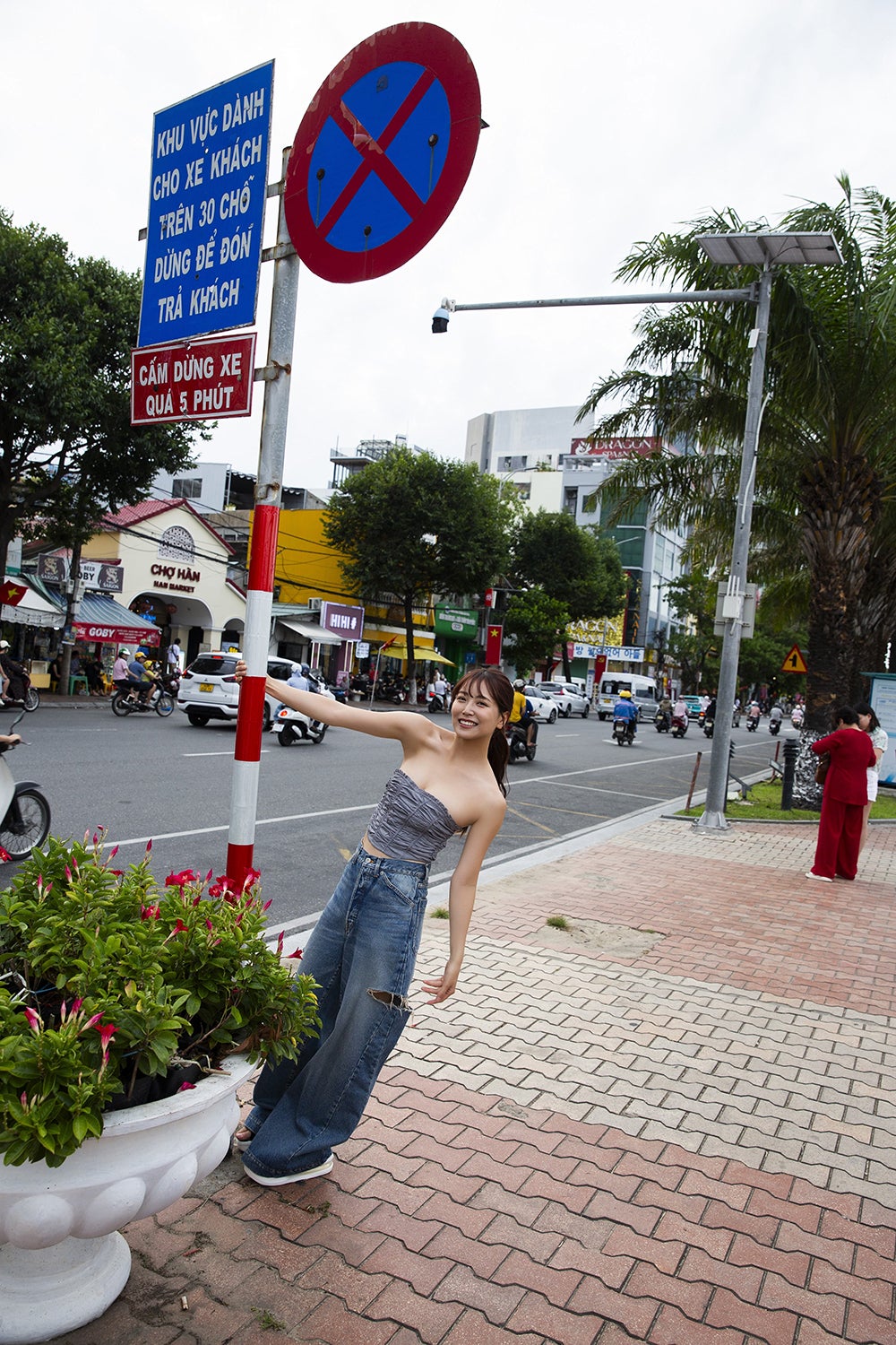 白間美瑠写真集／撮影：ND CHOW／秋田書店