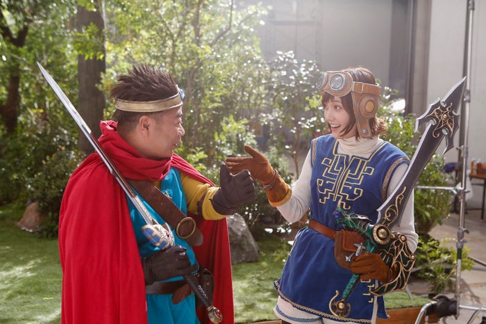 出川哲朗、本田翼(C)2015, 2016 ARMOR PROJECT/BIRD STUDIO/SQUARE ENIX All Rights Reserved.