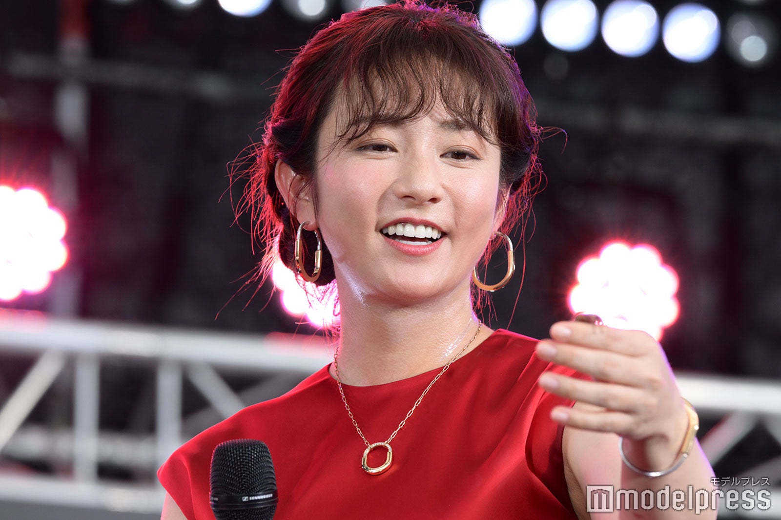 カナブンを取る木村文乃（C）モデルプレス