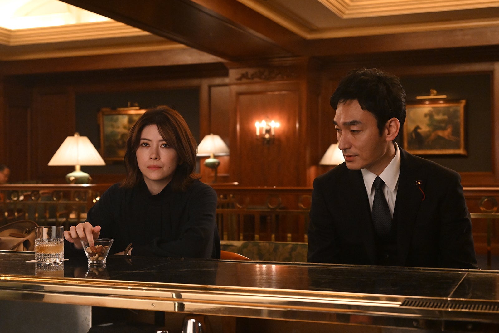 宮澤エマ、草なぎ剛 「罠の戦争」最終話より（C）カンテレ