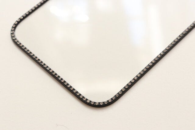 ダイソーのラインストーンフレーム画面保護強化ガラスはラインストーンの曇りが少なく綺麗