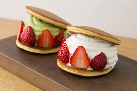 左が苺（宇治抹茶クリーム）、右が苺（生クリーム）各500円／画像提供：京菓子司 都