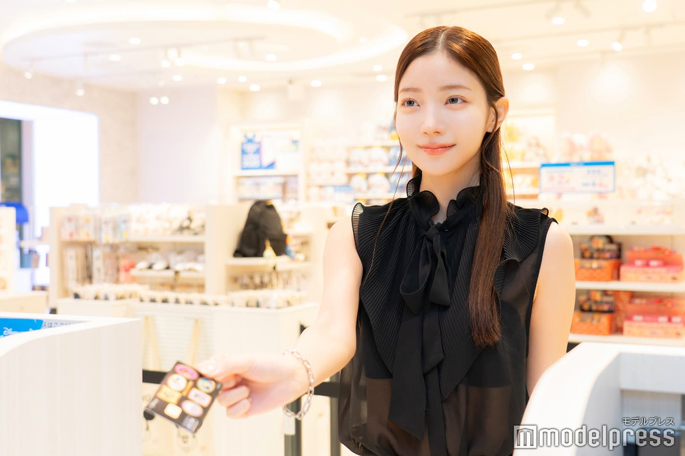 ディズニーストアでお会計をするmaron(C)モデルプレス(C)Disney