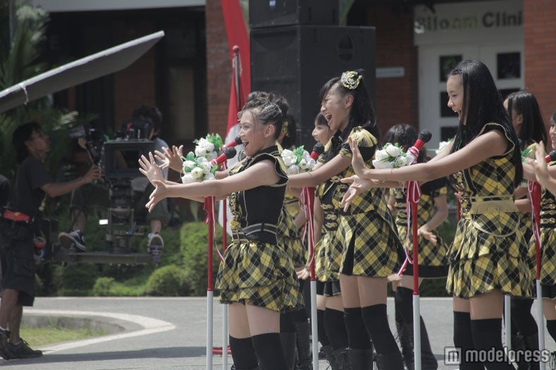 JKT48（ミュージックビデオ「Heavy Rotation」メイキングカット）