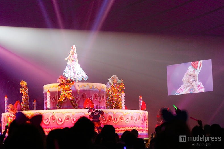 ケーキの上で歌唱