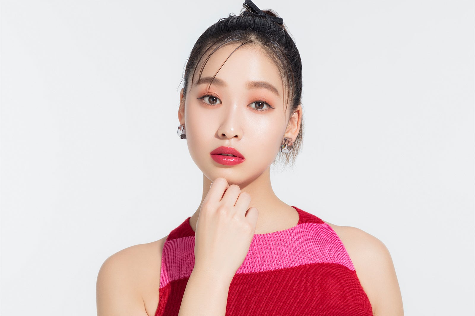 「ミニエアリーディップパウダー01　上気RED」 「ミニウォータリールージュ09　TOKYO RED」使用イメージ（提供写真）