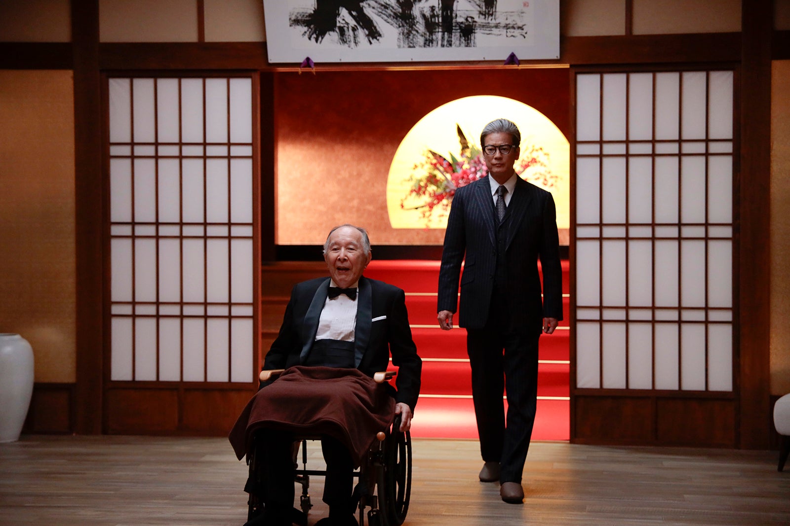 橋爪功、唐沢寿明「プライベートバンカー」第1話（C）テレビ朝日