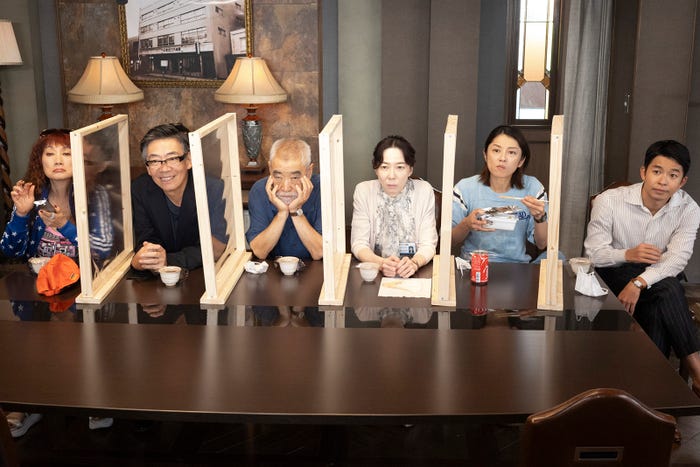 余貴美子、生瀬勝久、柄本明、平岩紙、小池栄子、仲野太賀「新宿野戦病院」最終話より(C)フジテレビ