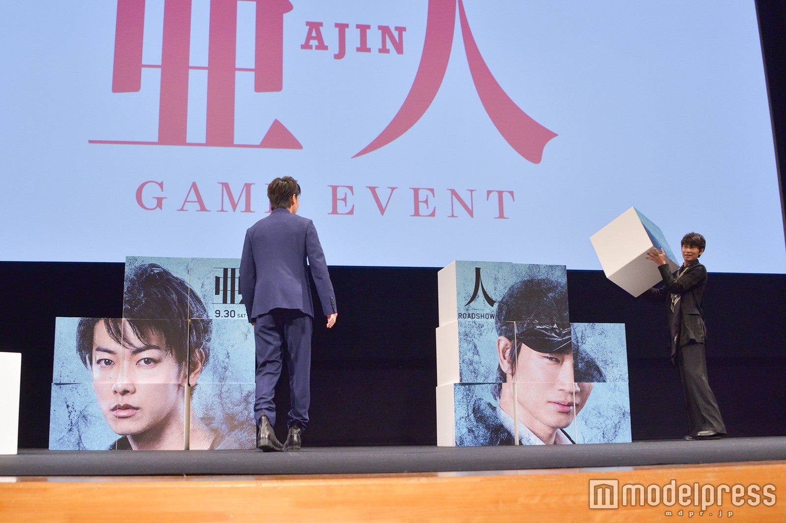 ミスに気が付かずドヤ顔で完成させようとする綾野剛（C）モデルプレス