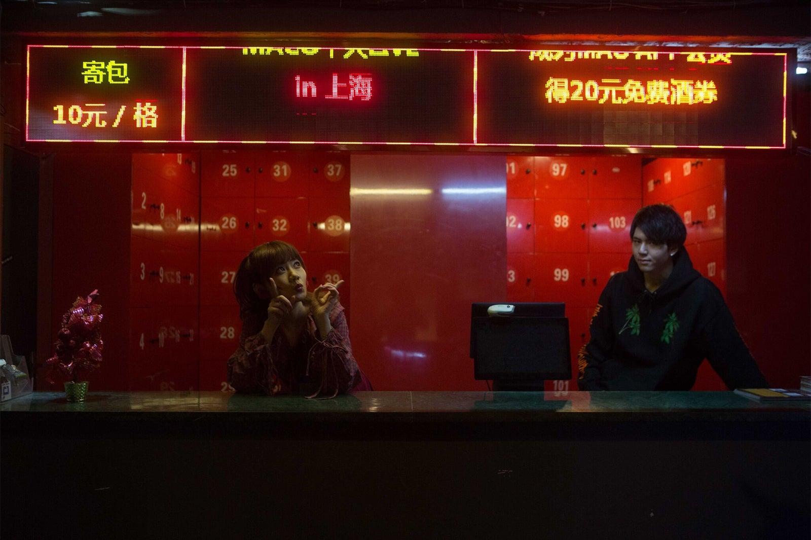 MACO（左）／（画像提供：所属事務所）