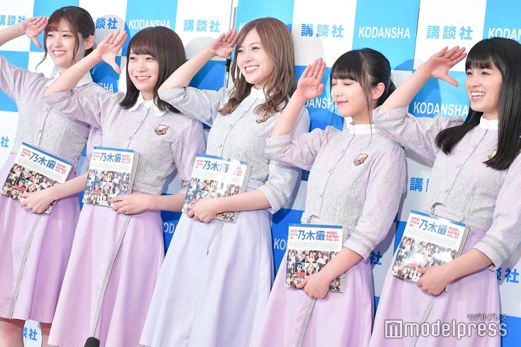 乃木坂46 サッカーw杯に熱狂で寝不足 白石麻衣 秋元真夏ら 本田圭佑選手で話題の 敬礼ポーズ 披露 モデルプレス 乃木坂46 サッカーw杯に熱狂で寝不足 白石麻衣 秋元真夏ら 本田圭佑選手で話題の 敬礼ポーズ 披露 モデルプレス