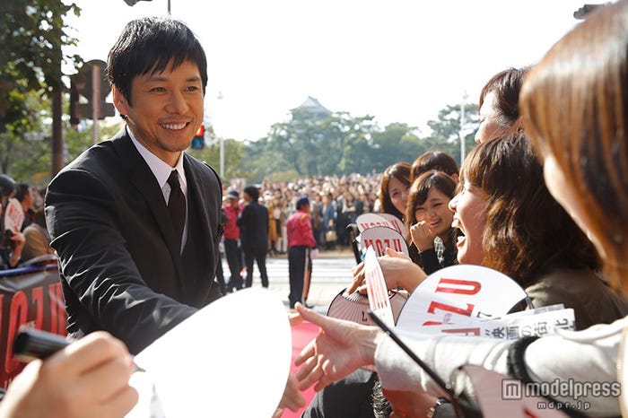 レッドカーペットでファンと熱心に交流(C)2015劇場版「MOZU」製作委員会 (C)逢坂剛/集英社