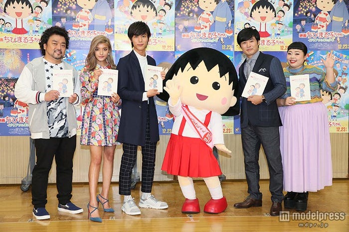 『映画ちびまる子ちゃん イタリアから来た少年』ゲスト声優(左から)パパイヤ鈴木、ローラ、中川大志、まるちゃん、劇団ひとり、渡辺直美/(C)2015 SP/F.N.T.H.Y.FNS
