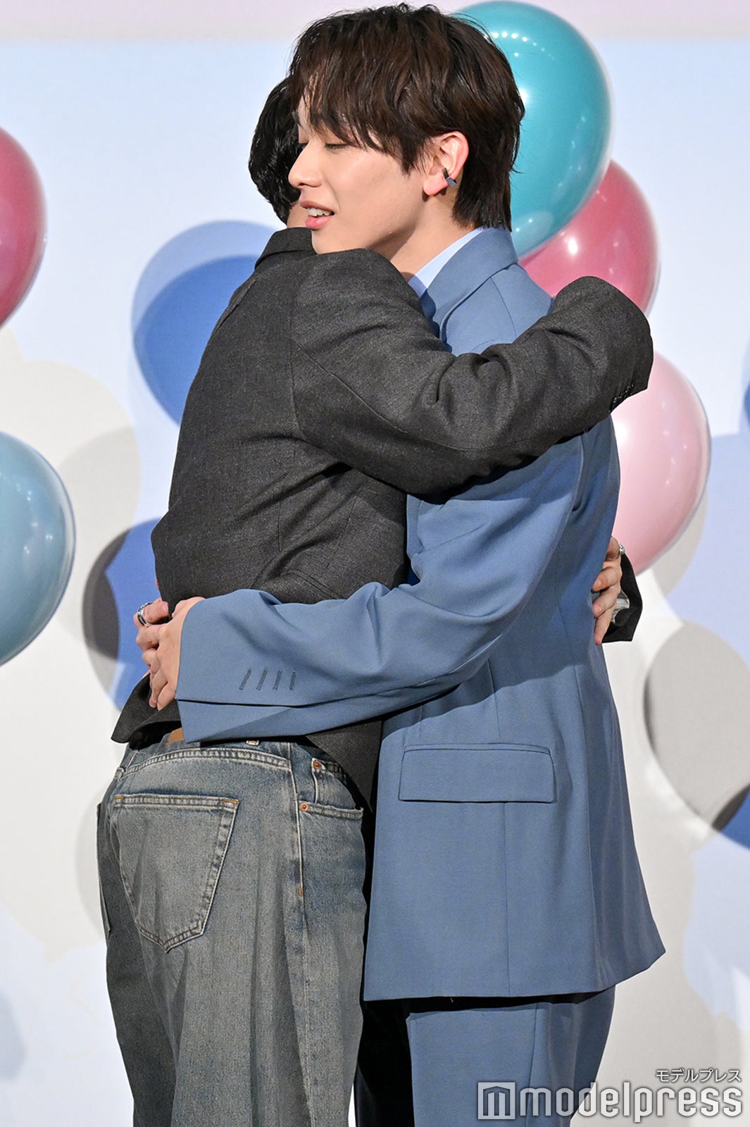 ハグする中島颯太、宮世琉弥（C）モデルプレス