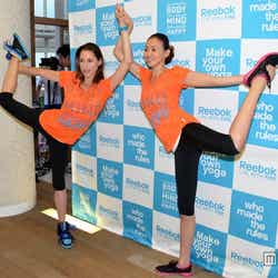 左から:タラ・スタイルズ、SHIHO