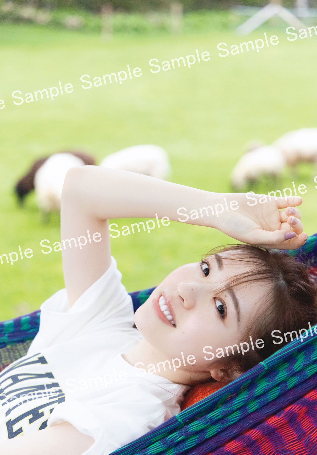 渡辺みり愛1st写真集「消極的な華やかさ」封入特典ポストカード／（撮影：彦坂栄治）