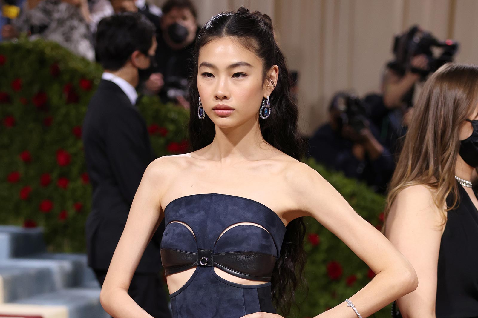 “イカゲーム”チョン・ホヨン「メットガラ」初登場 ヴィトンミニドレスで魅了
