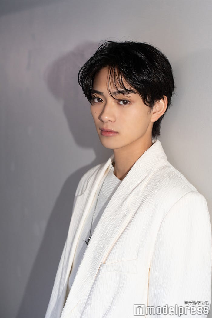 岩瀬洋志(C)モデルプレス/衣装:ジャケット¥19,900、ニット¥12,700/EKCOOKIES(EKCOOKIESプレスルーム 03-5829-5206)、パンツ¥58,300/MAHITO MOTOYOSHI、ネックレス¥4,400/LHME (Sian PR 03-6662-5525)、他スタイリスト私物/スタイリスト:林峻之