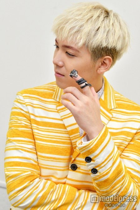 クールなポージングを披露／イ・ホンギ／楽屋にて