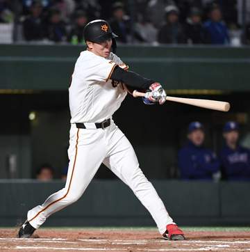 巨人ドラ5小浜 泉口代役でプロ初安打 逆転勝ち貢献で阿部監督「いい仕事してくれた」