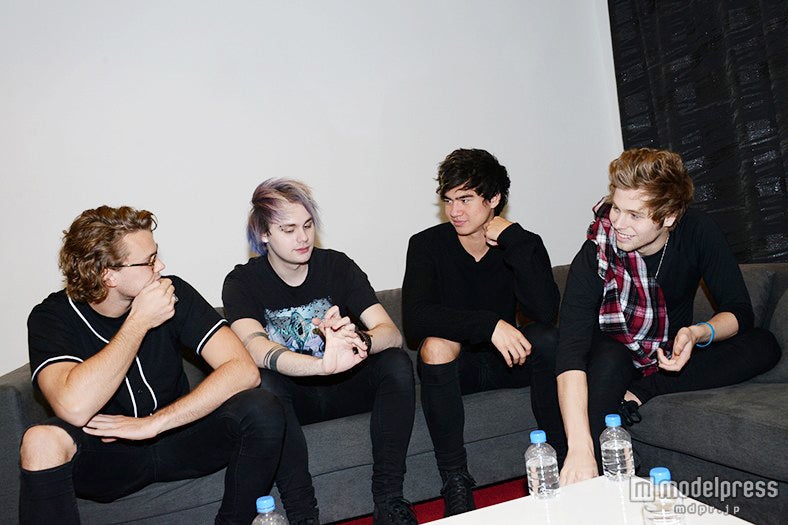 インタビュー中の様子／（左から）アシュトン、マイケル、カラム、ルーク