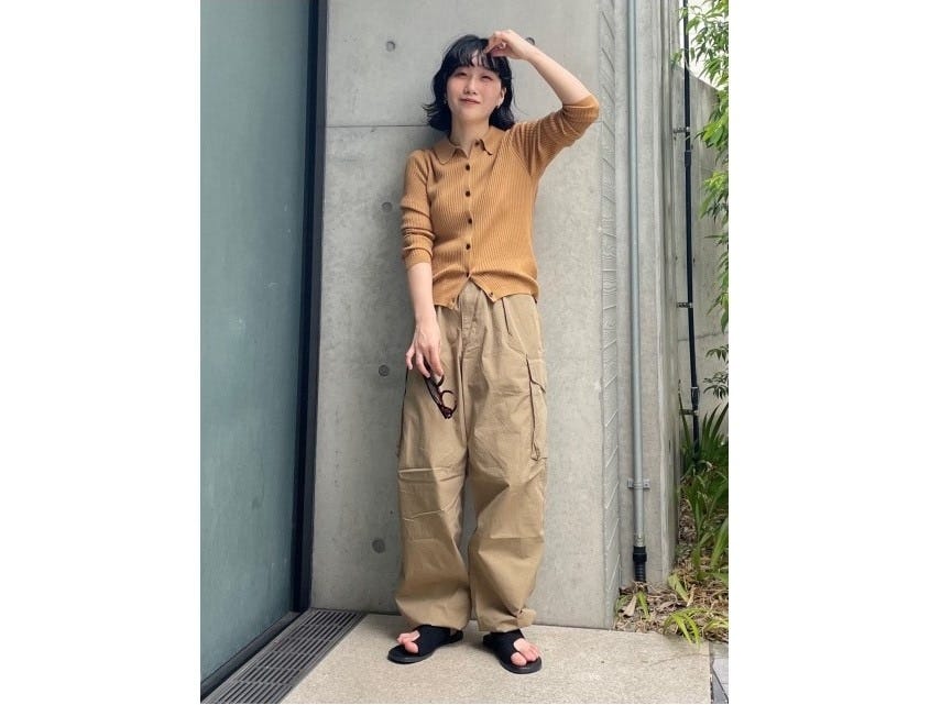 カーゴパンツやワイドデニムなどカジュアルなボトムスと合わせて抜け感を　出典：StyleHint