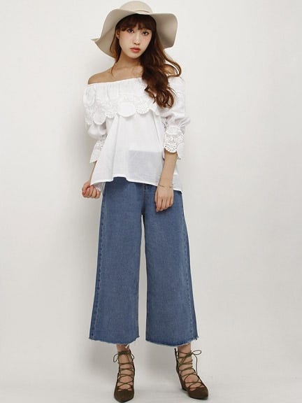 【2WAY】エンブロイダリーコットンブラウス「LocoChica(ロコチーカ)」3,564円(税込)/画像提供:モバコレ