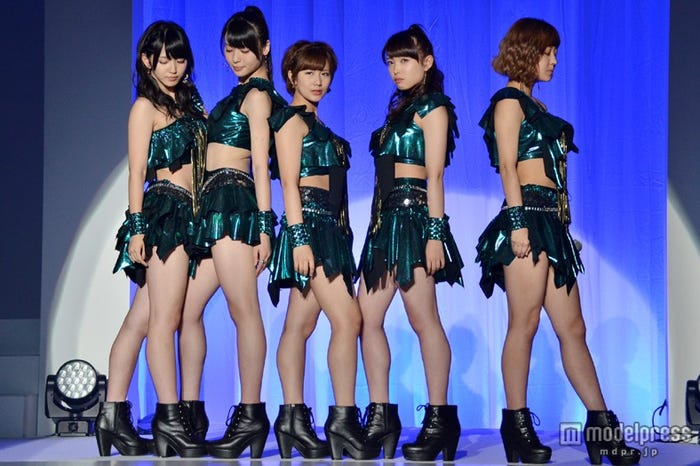 「第2回JUNONプロデュース ガールズコンテスト」でパフォーマンスを披露した℃-ute(左から鈴木愛理、矢島舞美、岡井千聖、中島早貴、萩原舞)