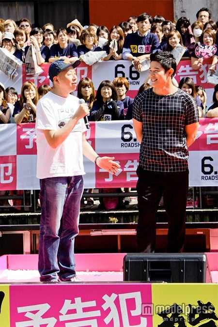 （左から）荒川良々、鈴木亮平