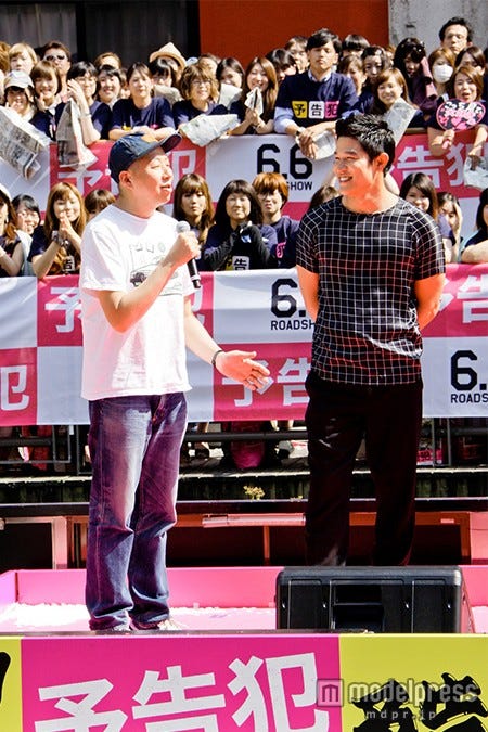 (左から)荒川良々、鈴木亮平