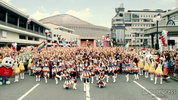 AKB48・32ndシングル「恋するフォーチュンクッキー」(8月21日発売)MVより