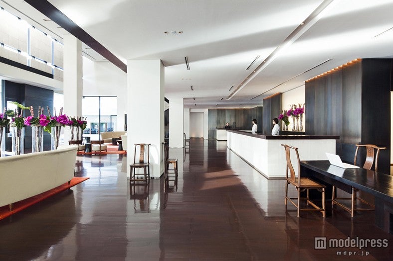 開放的かつオリエンタルなムード漂うフロント