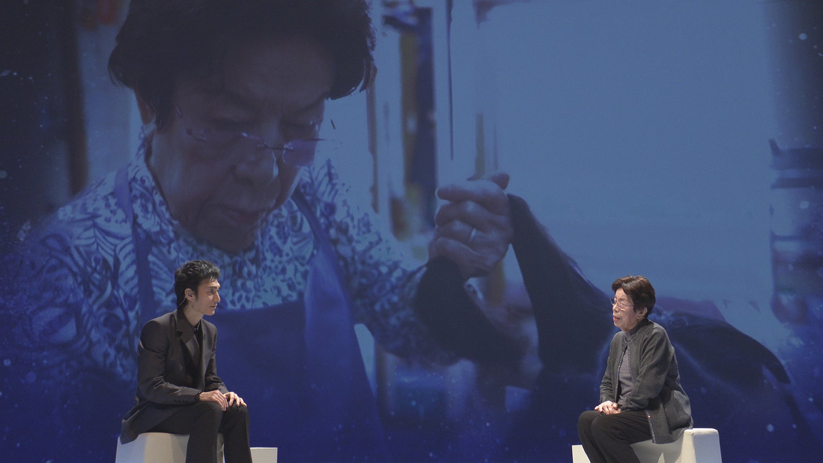 （左）草なぎ剛（C）NHK