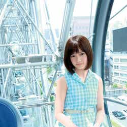 島崎遥香、自身初となる写真集「ぱるる、困る。」誌面ショット(名古屋)/画像提供:「ぱるる、困る。」(集英社)