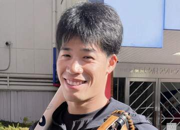 衝撃2ショに「並んでいると本当に兄弟」 ヤクルト・塩見「思わずお兄さんと呼んでしまうほど！」と元サッカー代表DFとの対面報告 SNS「どっちかわからんかった！」「そっくり！！」