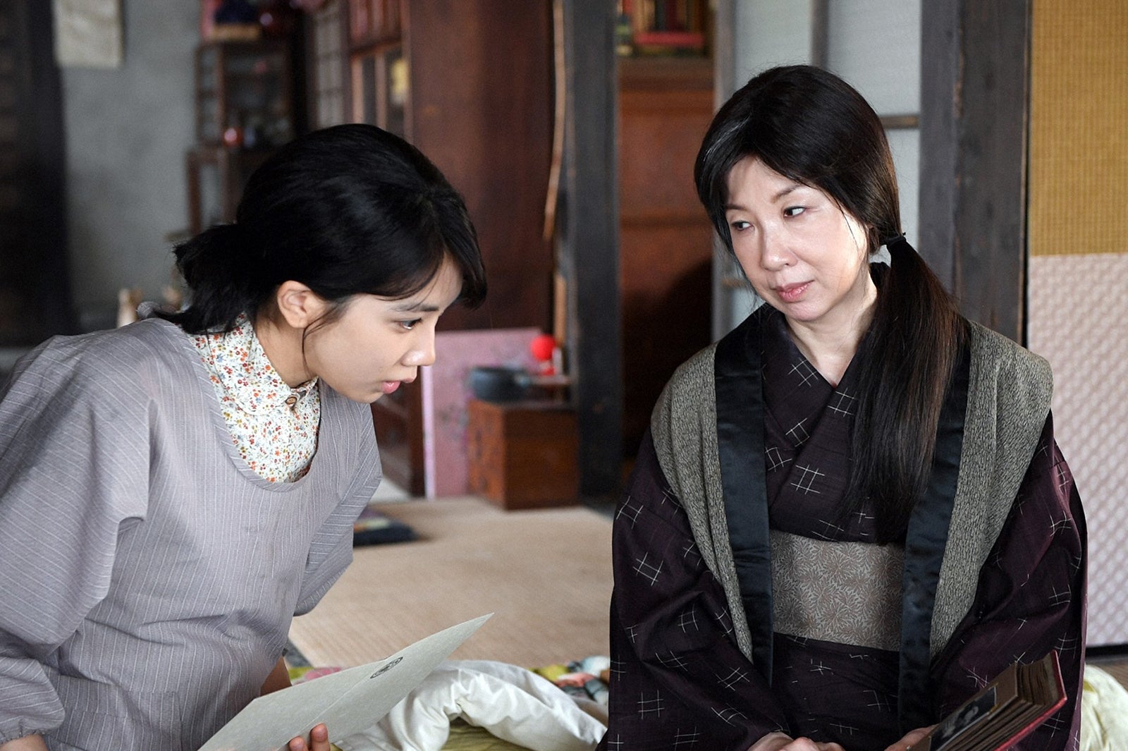 松本穂香、伊藤蘭／「この世界の片隅に」（C）TBS