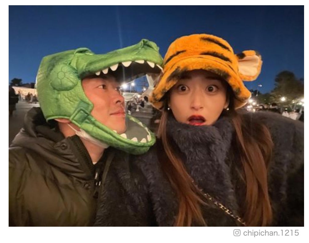近藤千尋＆ジャンポケ太田夫妻、ディズニーでのラブラブ写真に反響 子どもへのサプライズにも注目集まる