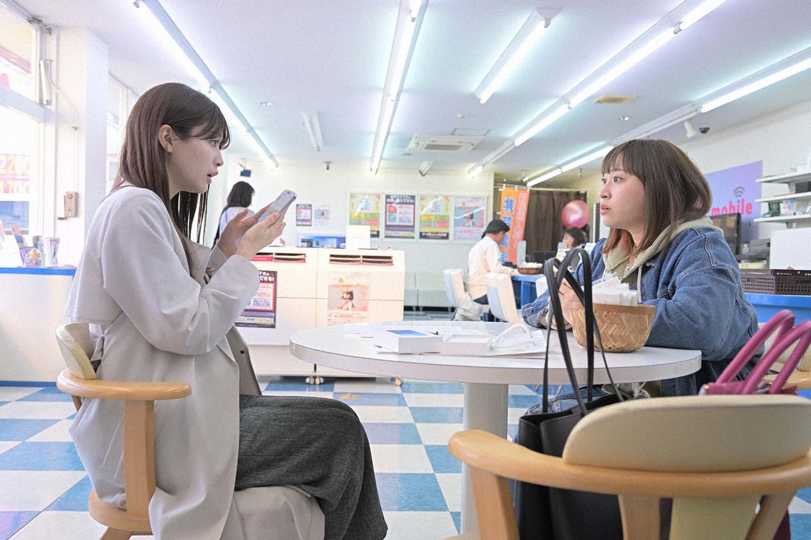 生見愛瑠、丸山礼「くるり～誰が私と恋をした？～」第1話より（C）TBS