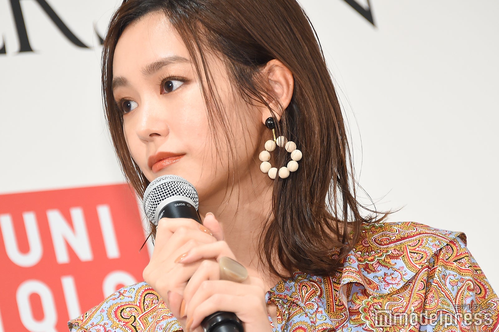 ペイズリー柄に合わせた大振りなピアスとリング／桐谷美玲 （C）モデルプレス