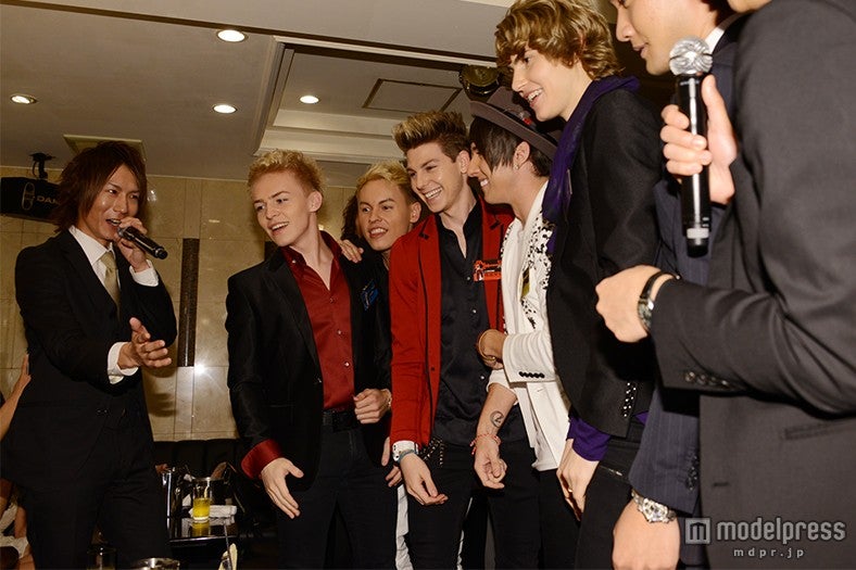 ファンの前で“シャンパンコール”をしているアフター・ロミオ