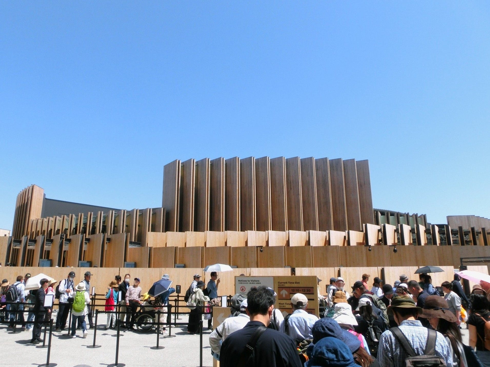 開催国の威信にかけて造られた日本館は事前予約制。「火星の石」を含む目を見張る展示内容のみならず、予約なしで並べる時間帯の設定の他、当日枠をいわゆる“ガンダム方式”で配分するなど、抽選に外れた人への配慮が感じられるパビリオンだった。